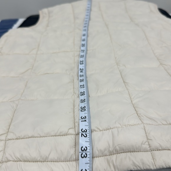 EUC Gap soft puffer vest super comfortable - Picture 10 of 12